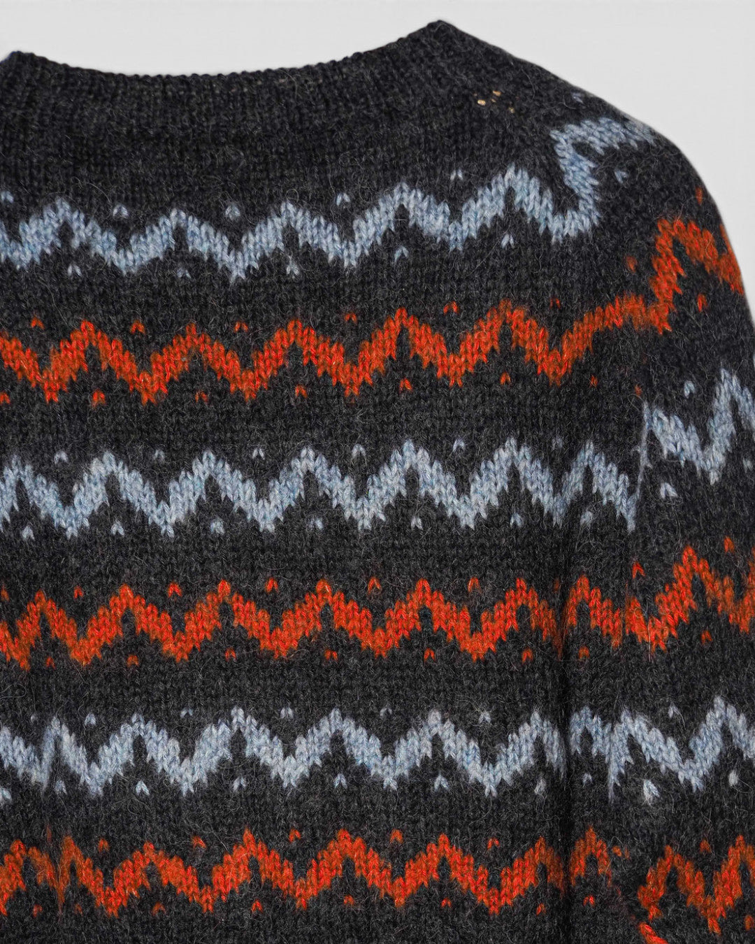 Cárdigan Lalura Design de punto grueso con patrón geométrico en zigzag gris, azul y naranja