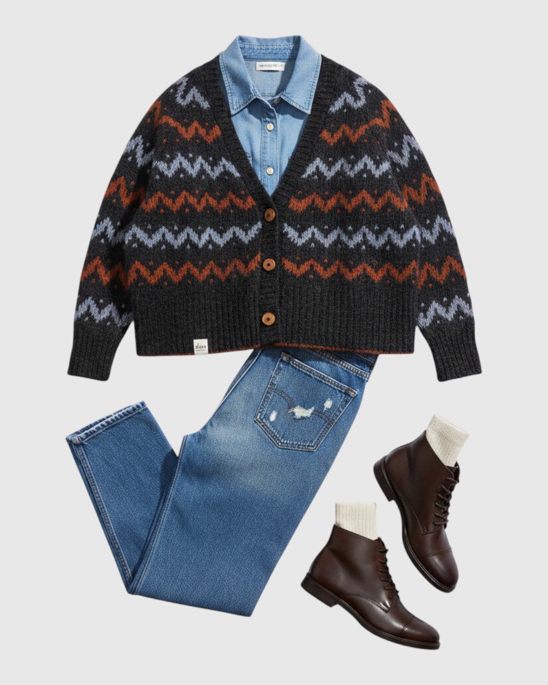Cárdigan de punto Lalura Design con estampado geométrico en zigzag gris, azul y naranja, combinado con camisa y jeans.