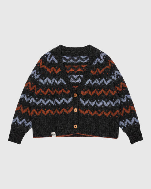 Cárdigan de punto Lalura Design con patrón geométrico en zigzag gris, azul y naranja y botones de madera frontales
